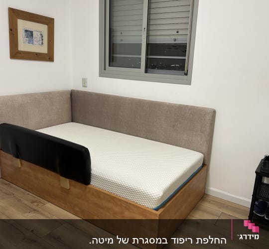 מיטה עם מזרן בחדר שינה עם רצפת עץ